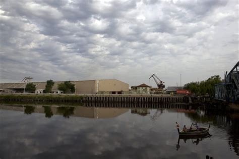 cleaning mud Argentina|Argentina tries to clean polluted Riachuelo river but 5 .